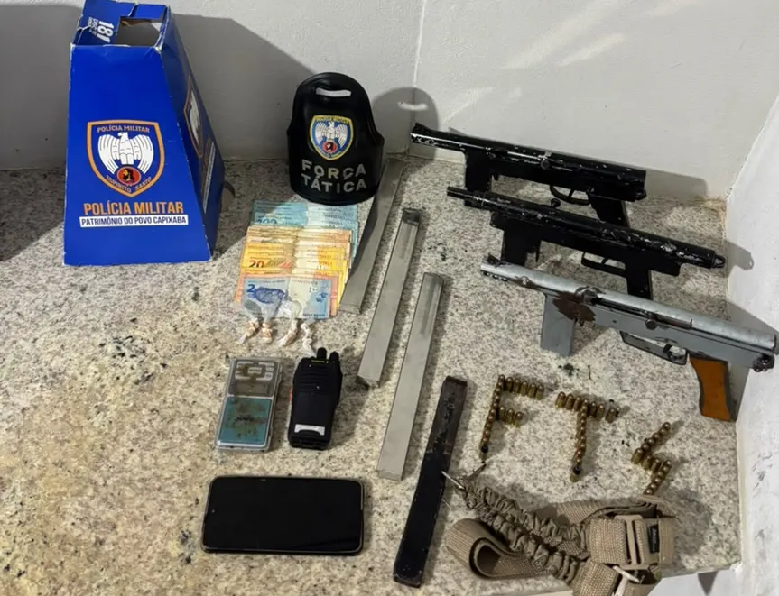 Armas, drogas, muni&ccedil;&otilde;es e dinheiro do tr&aacute;fico foram apreendidos durante as buscas