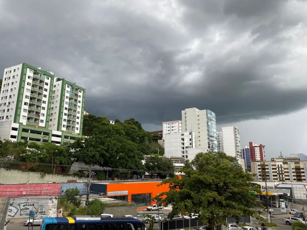 70 cidades do ES entram em alerta para tempestade, vento forte e granizo