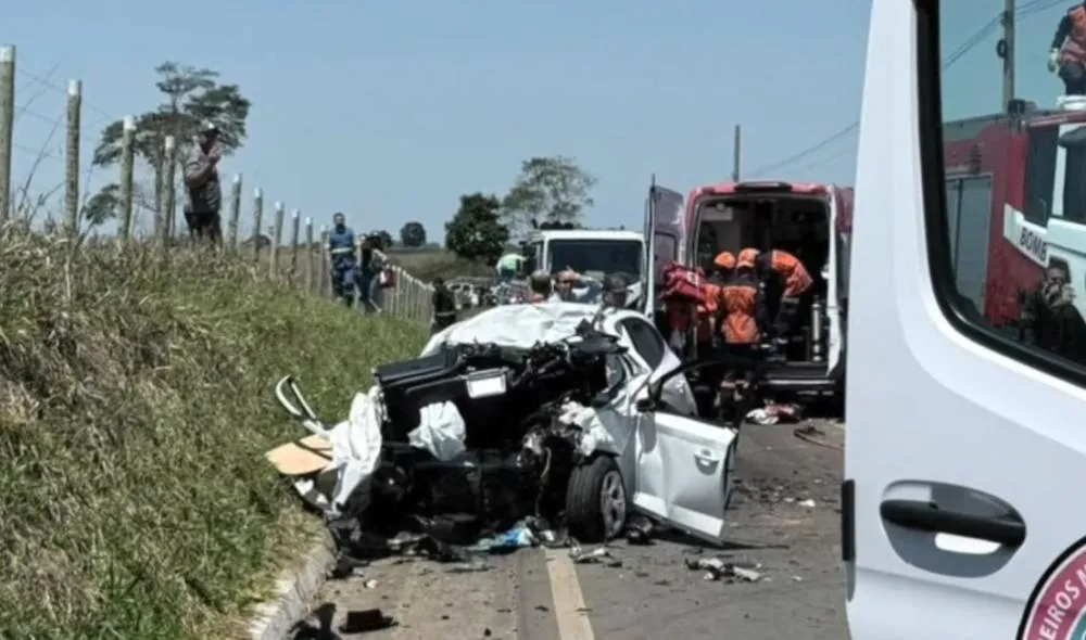 Colisão frontal entre carro de passeio e carreta é registrado na Rodovia entre Nova Venécia e Vila Pavão