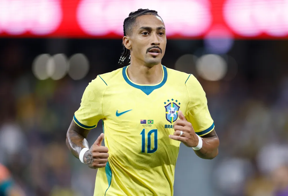 Raphinha é cortado da seleção brasileira após exame apontar edema na coxa direita