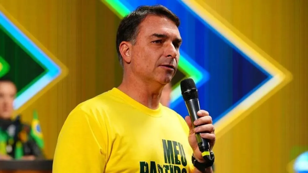 Flávio Bolsonaro desiste de ir ao debate da Globo e cita “censura do TSE”