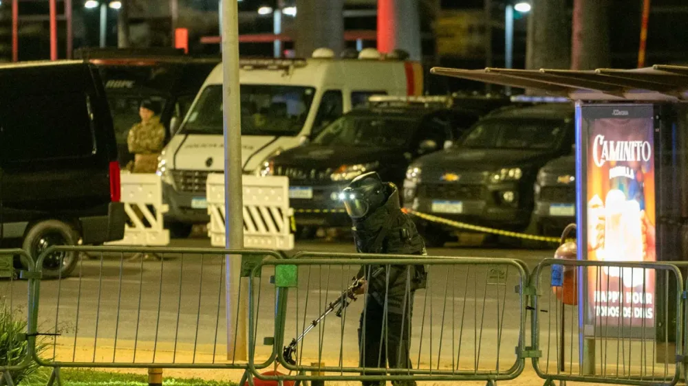Suspeita de bomba fecha vias na Esplanada após homem arremessar mochila e tentar entrar no STF