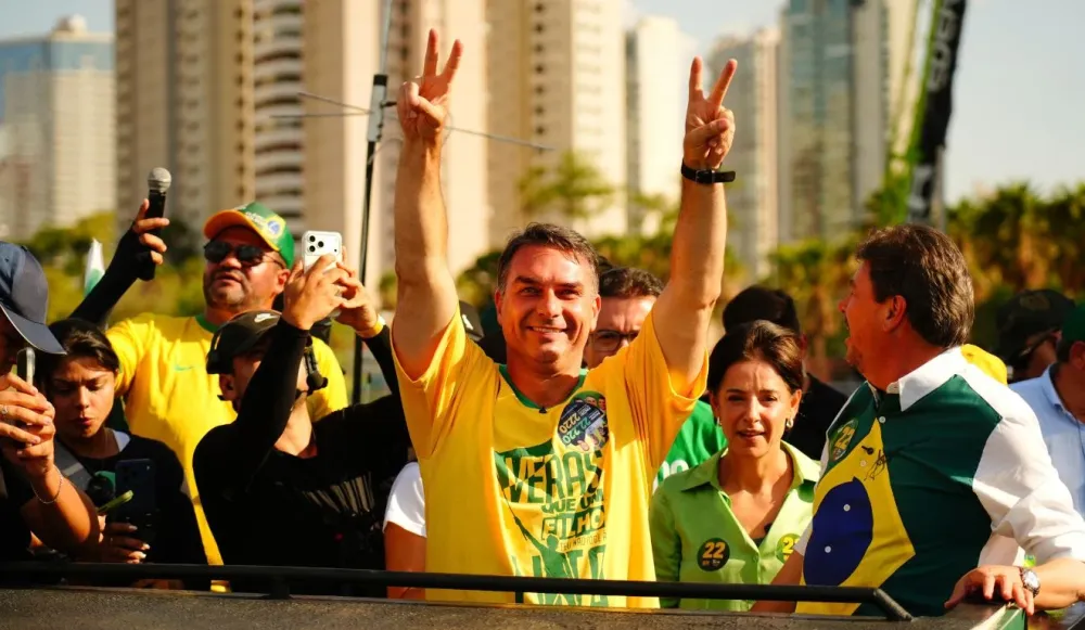 Flávio Bolsonaro vence em 63 cidades do ES; mapa mostra votação em cada município