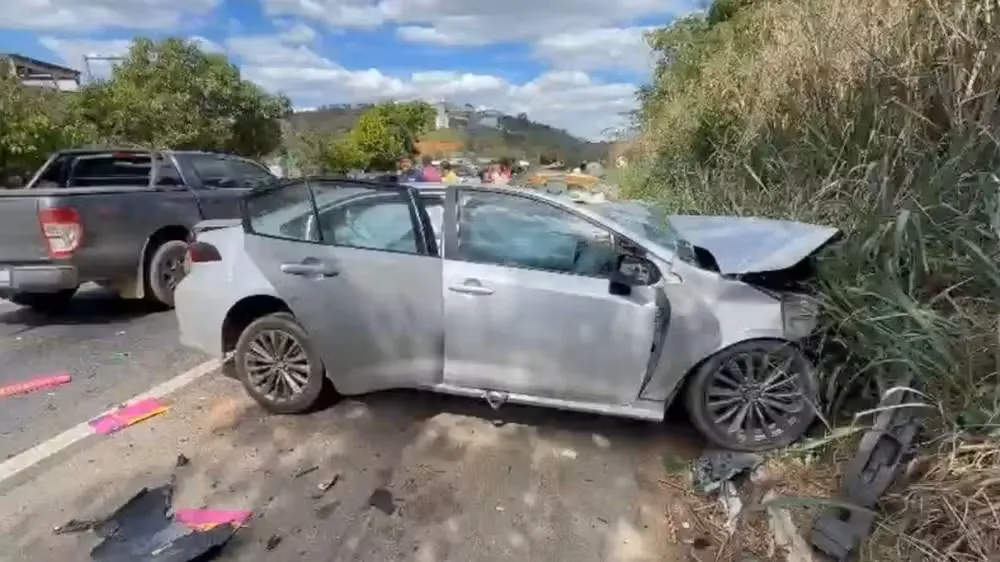 Motorista morre após carro invadir a contramão e atingir micro-ônibus com pacientes na BR-259 em Colatina