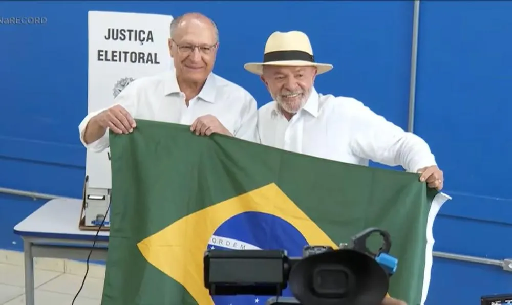 Mendonça dá 24 h para perfis excluírem posts que acusam Lula de jogar bandeira no chão