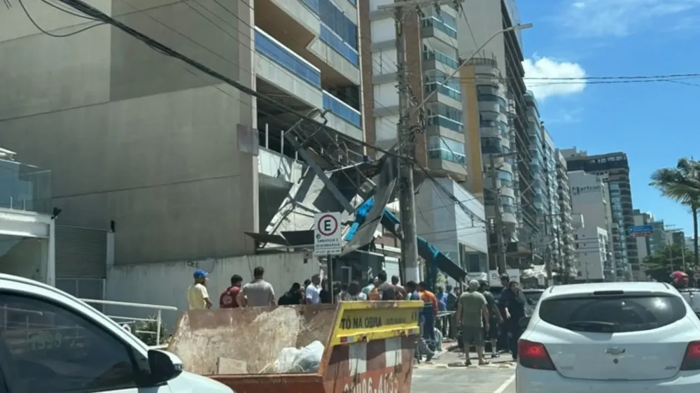 Andaime despenca de prédio na orla da Praia da Costa em Vila Velha e deixa trabalhadores feridos