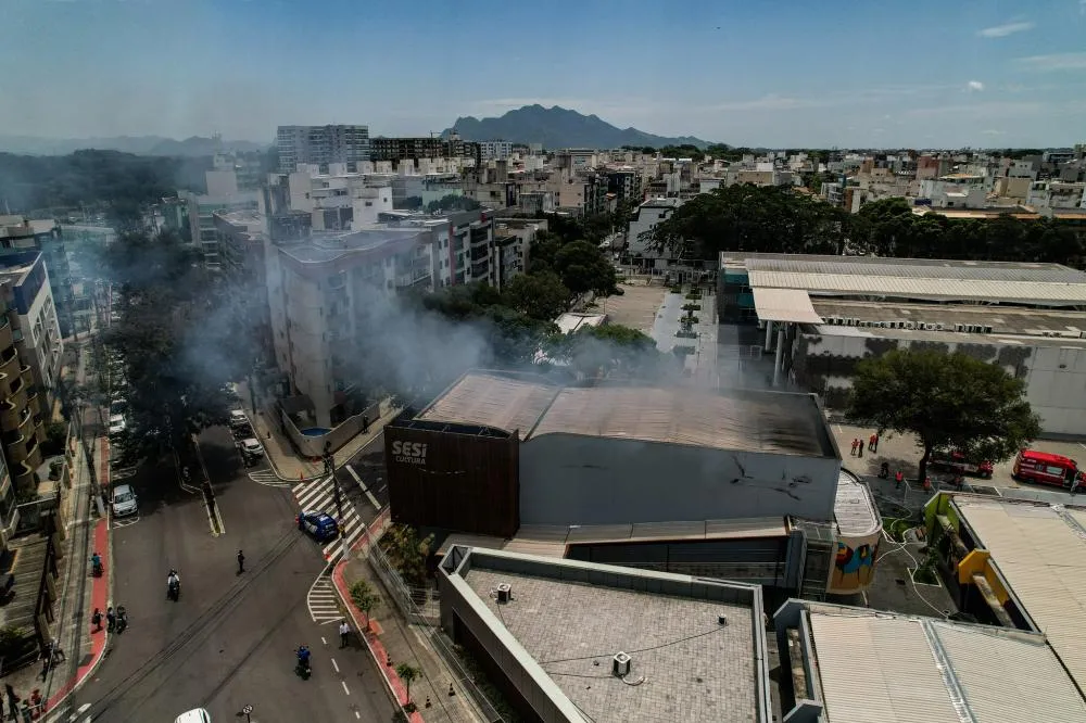 Incêndio atinge teatro do Sesi em Jardim da Penha