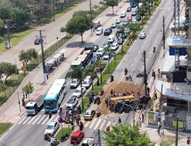 Carreta com terra tomba em frente à Ufes e complica o trânsito em Vitória