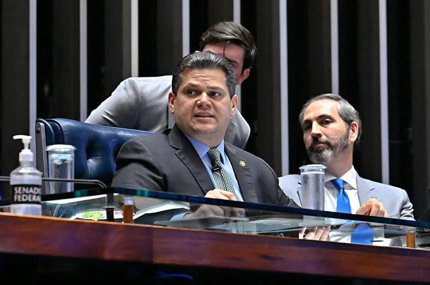 Alcolumbre tira PEC da Segurança de pauta em meio a impasse com redução de maioridade penal