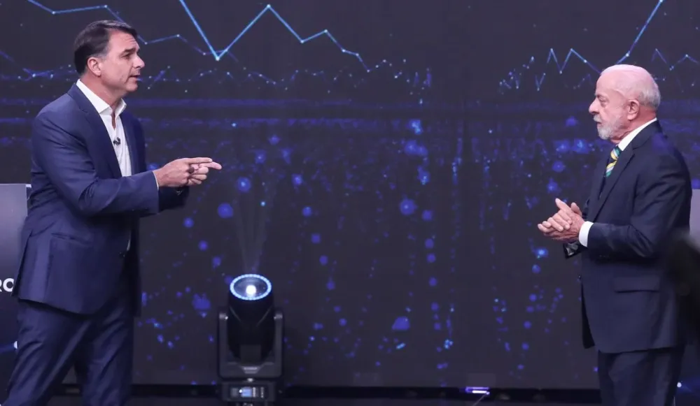 Primeiro debate entre Flávio Bolsonaro e Lula é marcado por ataques