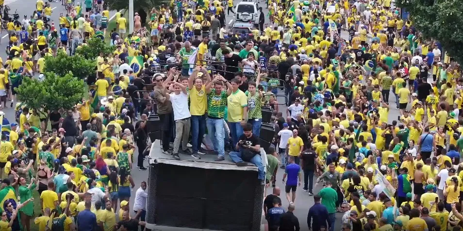 Ato pró-Flávio Bolsonaro e Pazolini reúne milhares de apoiadores em Vitória