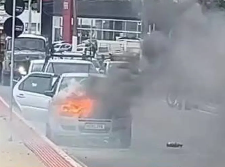 Carro pega fogo na Avenida Guanabara em frente ao 2º Batalhão