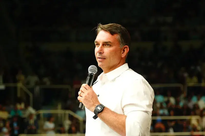 Flávio Bolsonaro: “Não só vou aceitar o desafio de abrir sigilo, como vou levar às últimas consequências”
