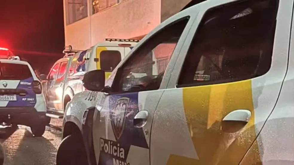 Rapaz é executado dentro de carro e colega escapa de ataque