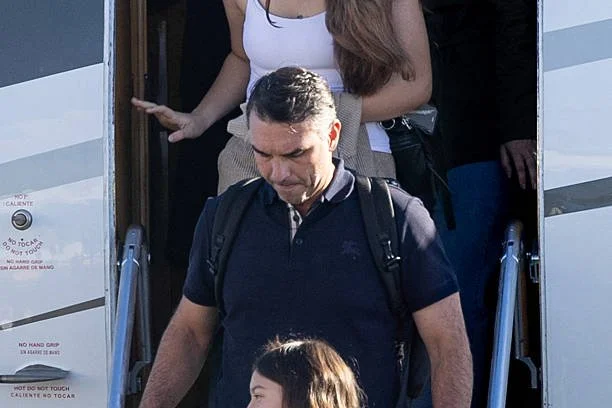 Avião com Flávio Bolsonaro, esposa e filhas pousa nos Estados Unidos