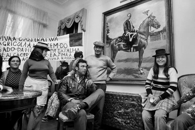 Mostra traz fotografias de Sebastião Salgado na Revolução dos Cravos. - Alcácer do Sal, Foto: Sebastião Salgado - Sebastião Salgado