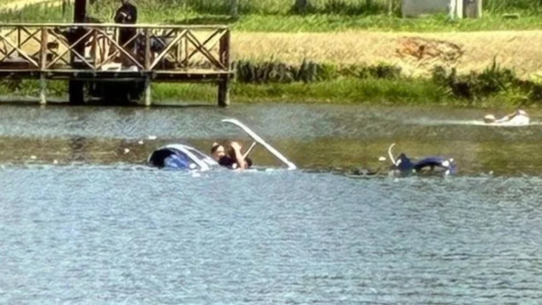 Helicóptero cai em pesqueiro em São Roque (SP) Foto: Reprodução/São Roque Notícias