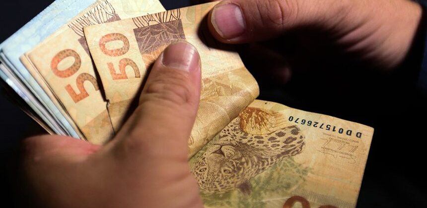 Áudio: Salário mínimo deve subir para R$ 1.717 em 2027, prevê governo