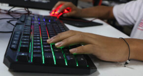 Projeto incentiva contratação de mulheres 40+ na área de tecnologia