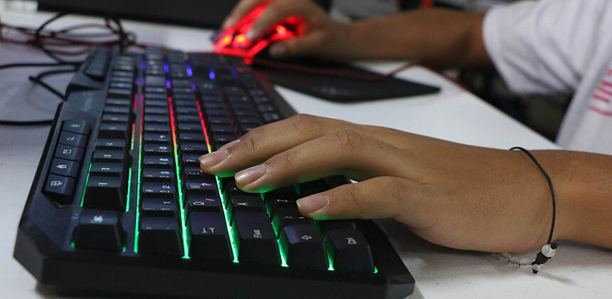 Projeto incentiva contratação de mulheres 40+ na área de tecnologia