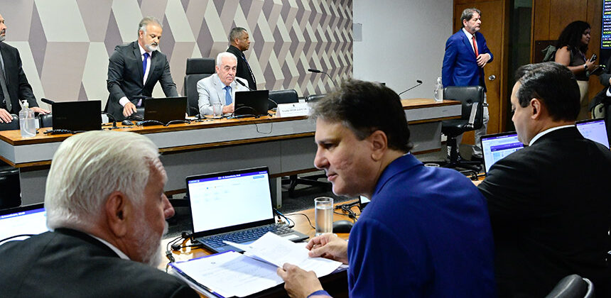 Indicações de mulheres para TST e para a DPU são lidas na CCJ