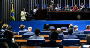 Sessão dos 66 anos de Brasília tem memórias e cobranças pelo BRB-Master