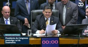 Vídeo: Presidente do Congresso promulga Lei da Dosimetria
