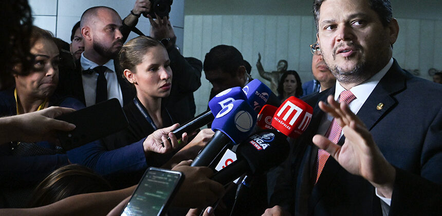Davi Alcolumbre manifesta apoio a Jaques Wagner e defende presunção de inocência